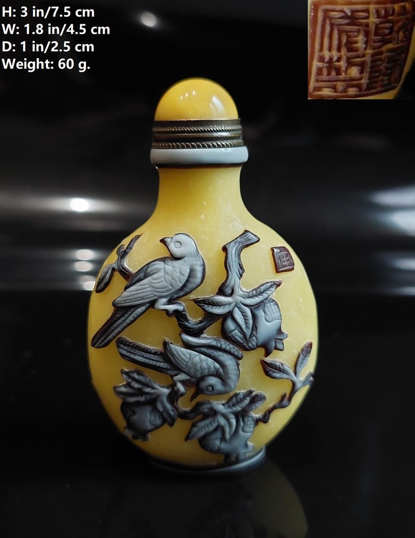 CHINESE VINTAGE PEKING GLASS SNUFF BOTTLE IN ROYAL YELLOW COLOR (1 of 12)