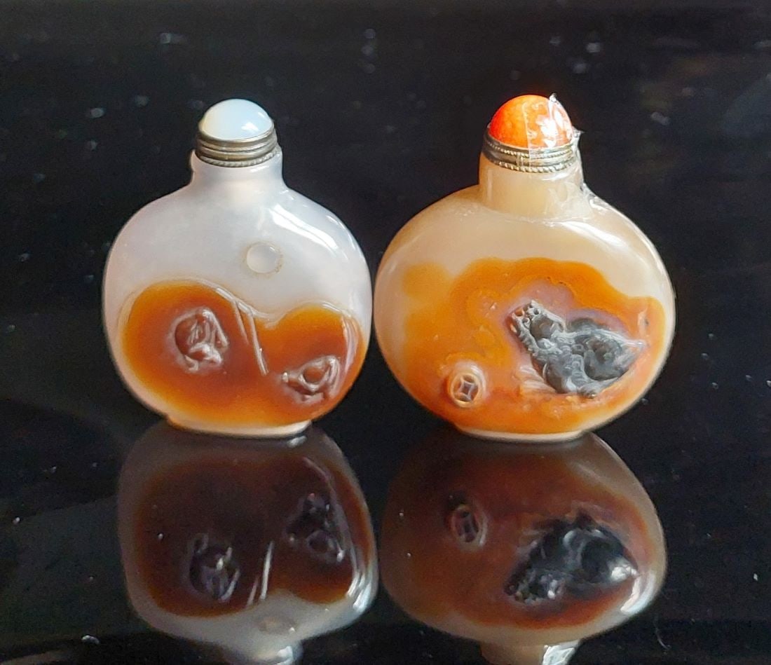 A PAIR OF NATURAL AGATE SNUFF BOTTLES: THESE ITEMS ITEM 1 H: 2.3 in/5.8 cm W: 1.8 in/4.5 cm D: 0.5 in/1.3 cm 31 g. ITEM 2 H:2.3 in/5.8 cm W: 1.9 in/4.8 cm 0.6 in/1.5 cm Weight: 43 g.