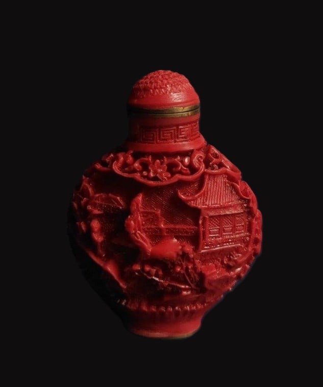 RARE! A CHNESE VINTAGE CINNABAR LACQUERWERE SNUFF BOTTLE QIAN LONG MARK: THIS ITEMH: 2.8 in/7 cm W: 2 in/5 cm D: 1 in/2.5 cm Weight: 47 g. FEATURES 1. The carved-lacquer technique was mostly used to make vases, boxes, and other containers, but it was rarely used to make sn