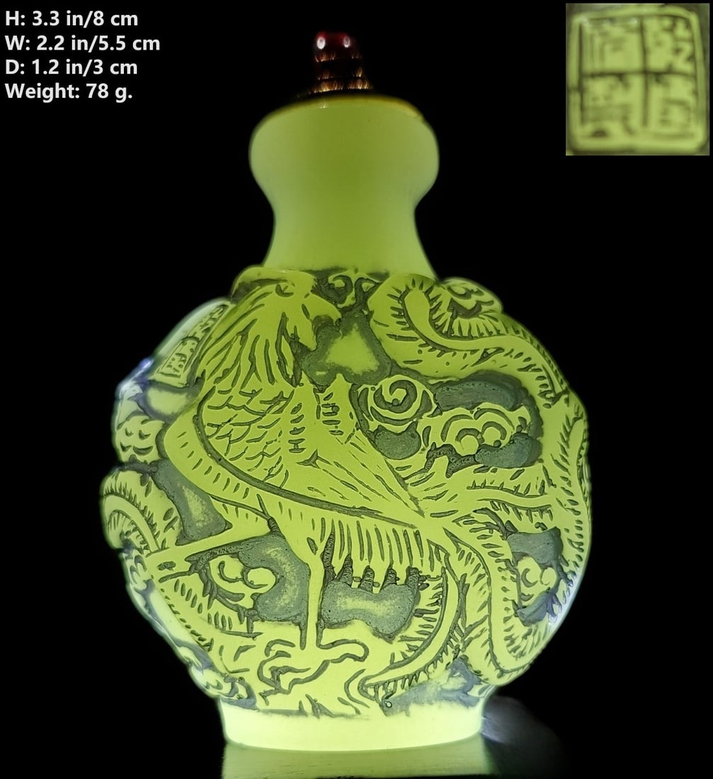 CHINESE ANTIQUE UNIQUE LUMINOUS SNUFF BOTTLE QIAN LONG MARK: THIS ITEM H: 3.3 in/8 cm W: 2.2 in/5.5 cm D: 1.2 in/3 cm Weight: 78 g. FEATURES 1. Luminous under light. 2. Qian Long Mark.