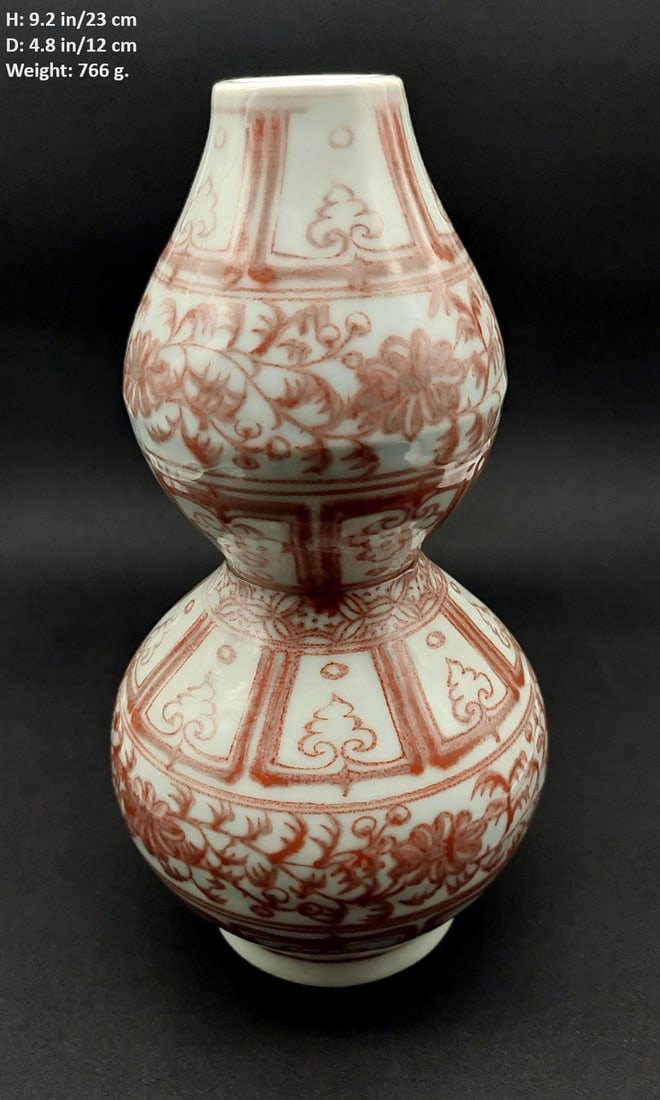 CHINESE ANTIQUE UNDERGLAZE RED GOURD VASE: THIS ITEM H: 9.2 in/23 cm D: 4.8 in/12 cm Weight: 766 g.