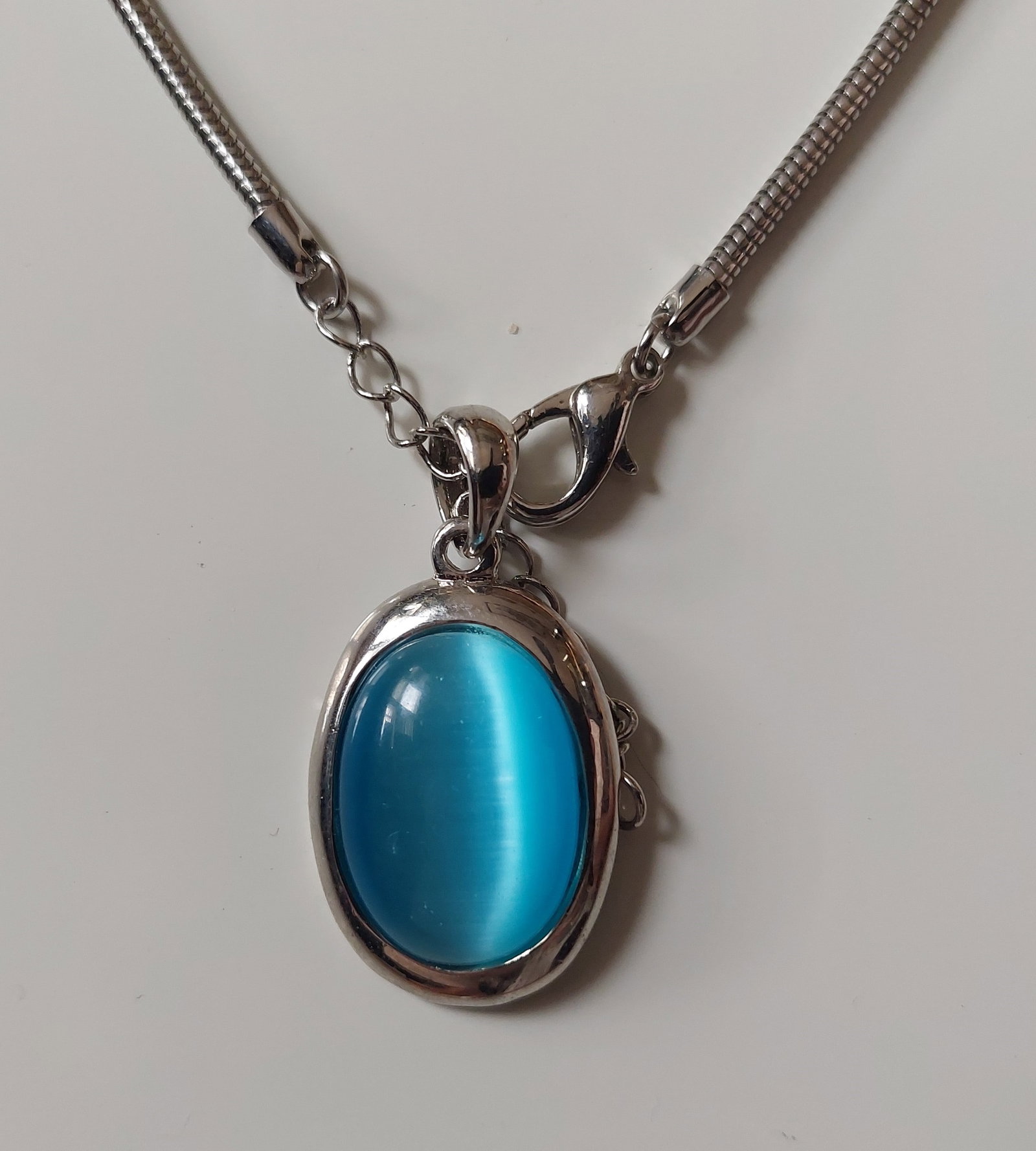 A NECKLACE WITHE ONE G-FOR KIDS: It is good for kids.