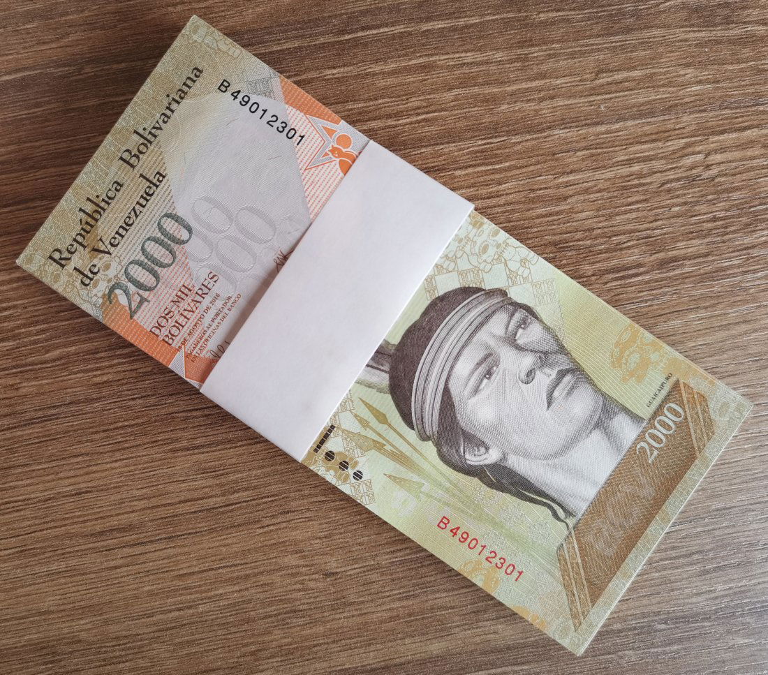 Venezuela Pack (100) 2000 Bolivares 2016 (1 of 2)