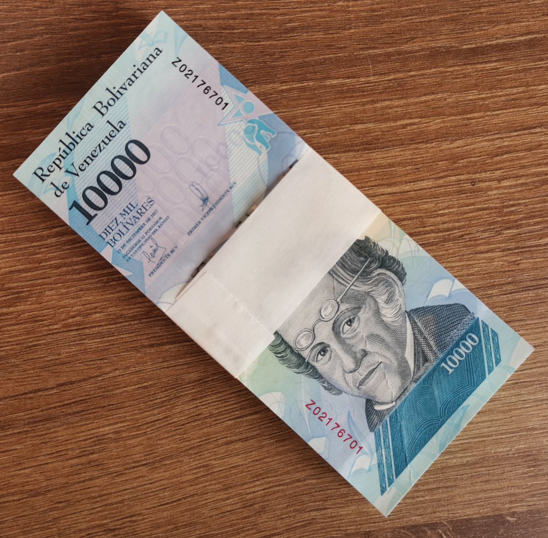 Venezuela Pack (100) 10,000 Bolivares REPLACEMENT (1 of 2)