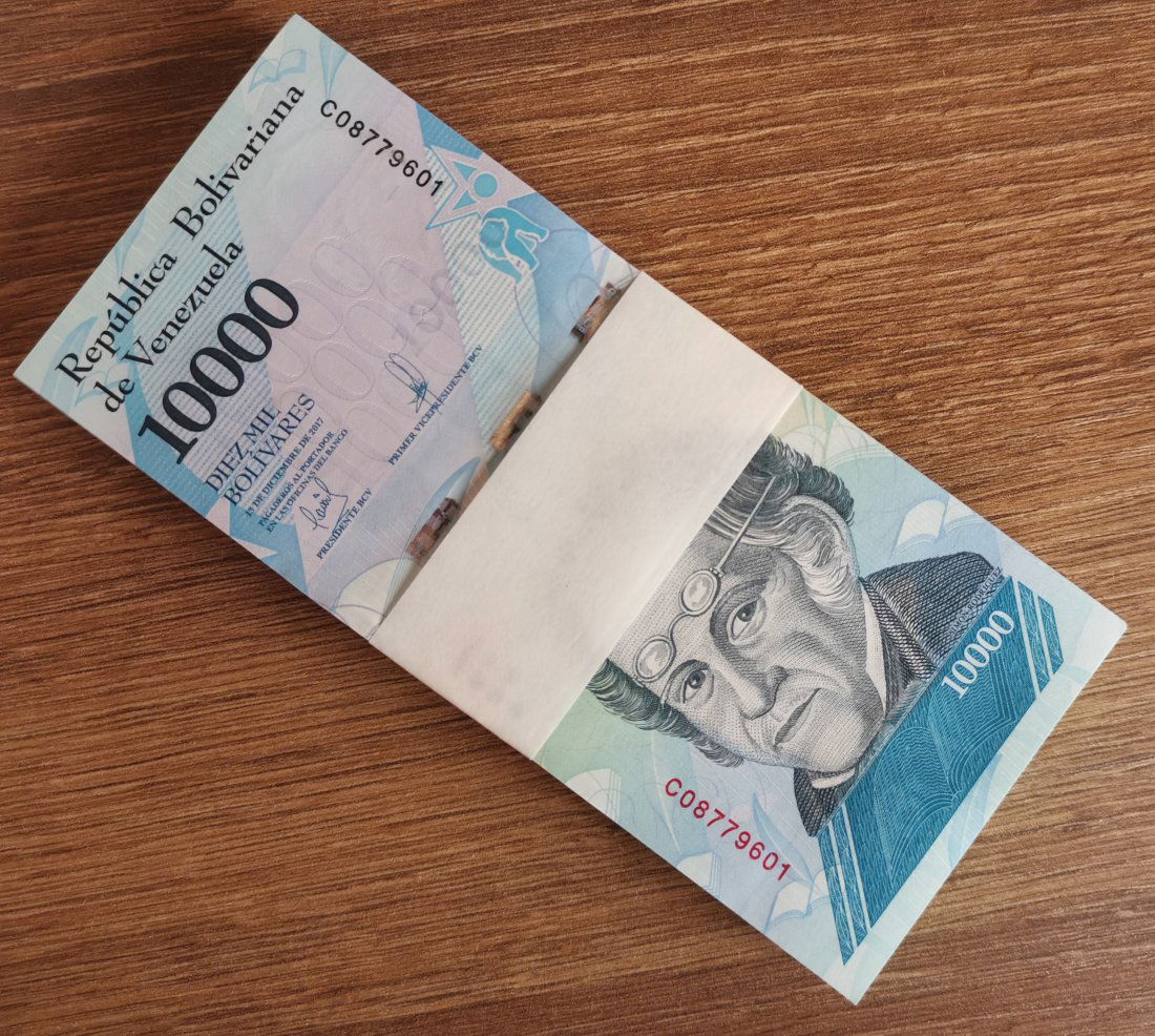 Venezuela Pack (100) 10,000 Bolivares 2017 (1 of 2)