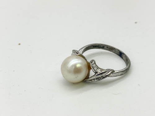 Cultured Fresh Water Pearl Ring in Sterling Silver: Sterling Silver & Cultured Fresh Water Pearl Ring - 2.55 g
