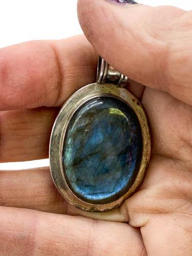 Labradorite Pendant in Sterling Silver Setting: Vintage Labradorite Pendant in Sterling Silver Setting - 17.91 g
