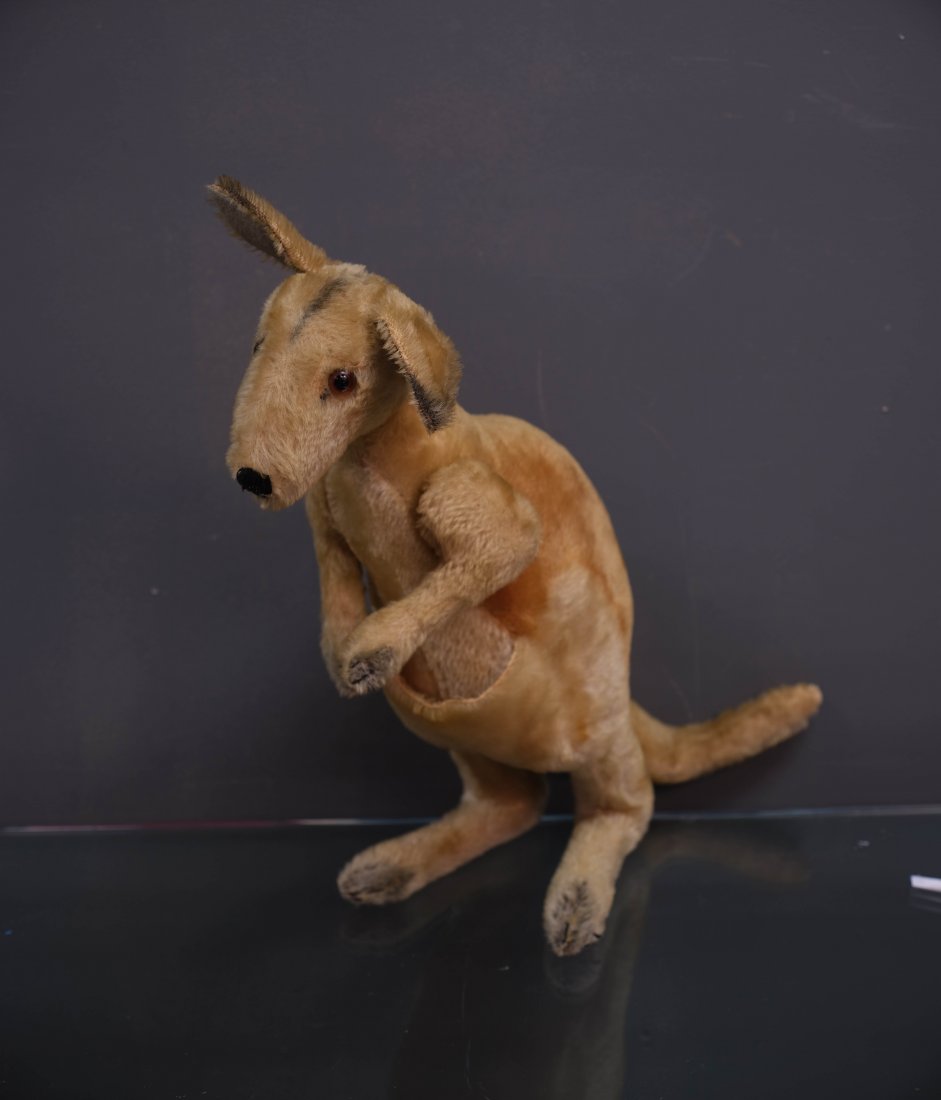 Vintage Steiff Female Kangaroo: Vintage Steiff Female Kangaroo. 17 Inches Tall x 16 Inches x 6 1/2 Inches Wide. Good Condition Relevant To Its Age.