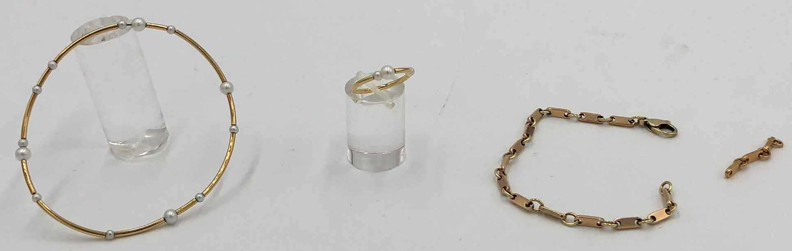 750 gold. Bracelet with additional links. Bangle and: Together 14.2 grams. Chain includeing the additional links together 8 grams. German Description: Gold 750. Armkette mit Zusatzgliedern. Armreif und Ring, Perlen. Zusammen 14,2 Gramm. Kette mit zusätz