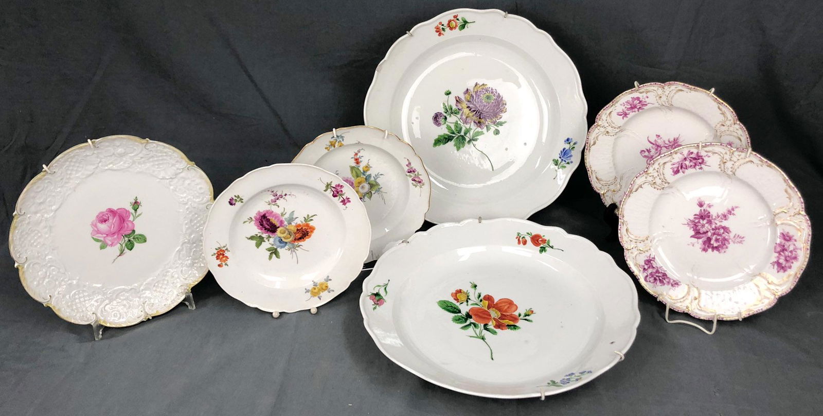 5 plates of swords porcelain and 2 plates marked with: Up to 39 cm in diameter. All with house painting. Partly Meissen. Condition see photos. (4 + 5 + 7) German Description: 5 Platten Schwertermarke Porzellan und 2 Platten Zeptermarke KPM. Bis 39 cm Durc