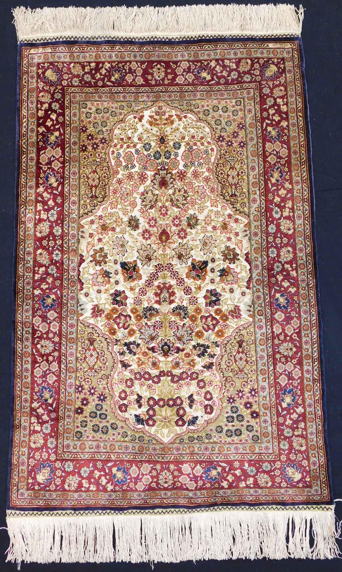 Signed Hereke rug silk. Özipek. Turkey. Crazy fine (1 of 7)