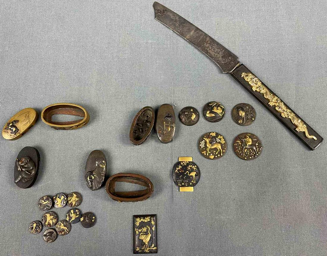 Probably bronze, partially gold-plated, Japan antique.: Up to 20 cm. Also depictions of birds, horses, monkeys. 13 buttons? 5 belt decorations? 3 badges? 2 katana shaft protectors? 1 knife with silver blade "Sterling" and marks.