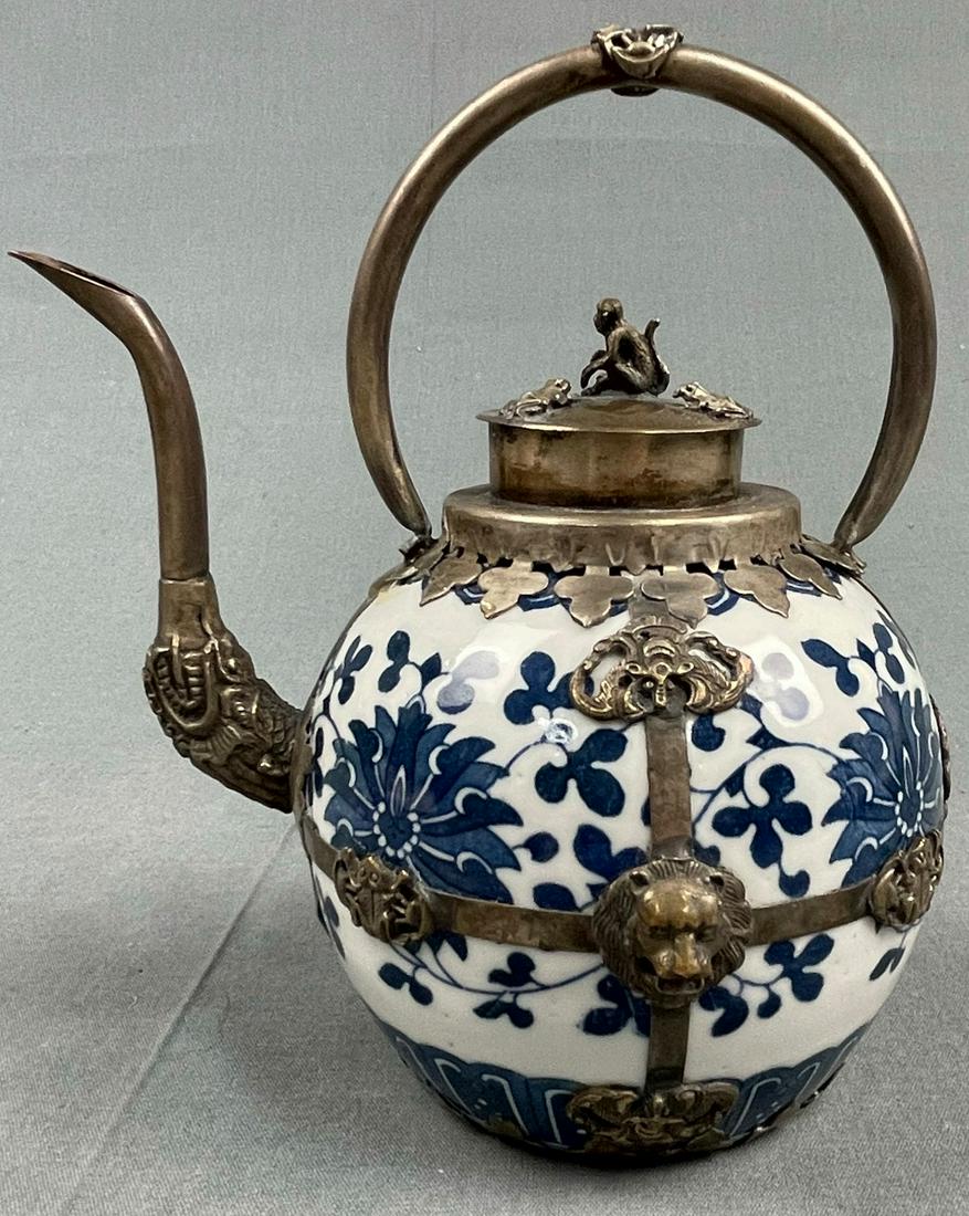 Pot porcelain. Mount metal. Probably China antique.: 17 cm total height. Et Al repaired.