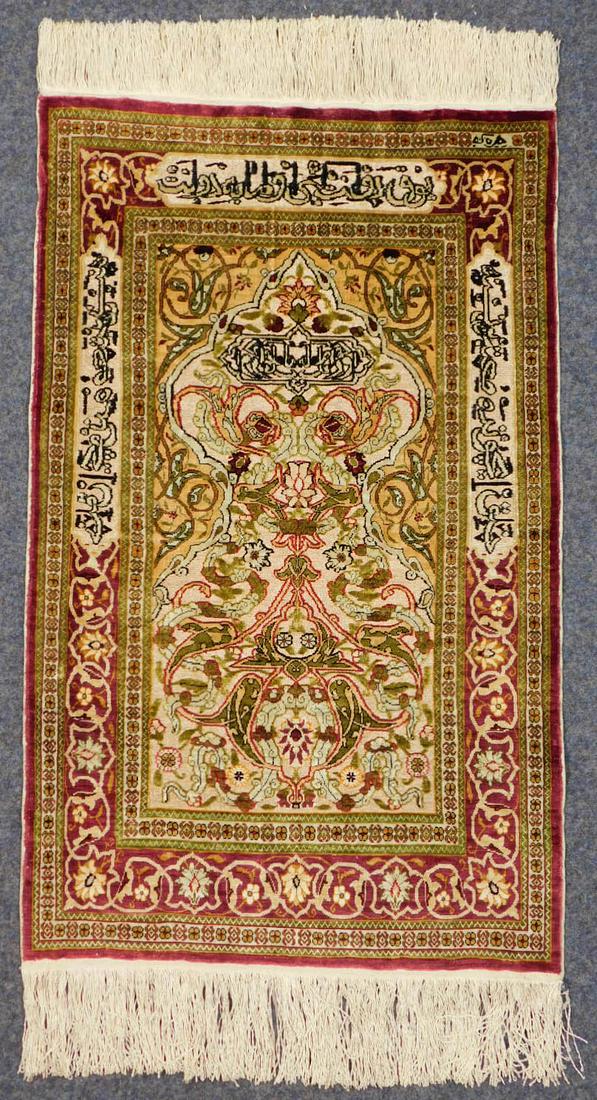 Hereke. Türkei signiert. Seide auf Seide. Extrem feine Knüpfung.: 86 cm x 53 cm. "Ã–zipek". Gebetsteppich. HandgeknÃ¼pft. Metallbroschiert mit echter Vergoldung. Circa 10 Knoten pro cm horizontal und 10 Knoten pro cm vertikal. Circa 650 KPSI.Versand kann organi