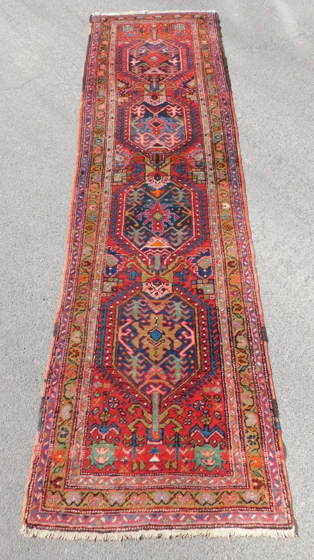 Heris Läufer. Galerie Teppich.: 317 cm x 87 cm. HandgeknÃ¼pft. Wolle auf Baumwolle. Feine KnÃ¼pfung. Persien. Iran. Provinz Azerbaijan. Versand kann organisiert werden. Heriz runner. Gallery carpet. Hand knotted. Wool on cotton.