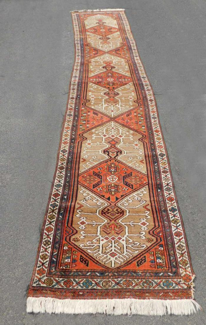 Shah - Savan Galerie Teppich.: 491 cm x 100 cm. HandgeknÃ¼pft. Wolle und Kamelhaar auf Wolle. Versand kann organisiert werden.Shah - Savan Gallery carpet. Hand knotted. Wool and camel hair on wool. Shipping can be organized.