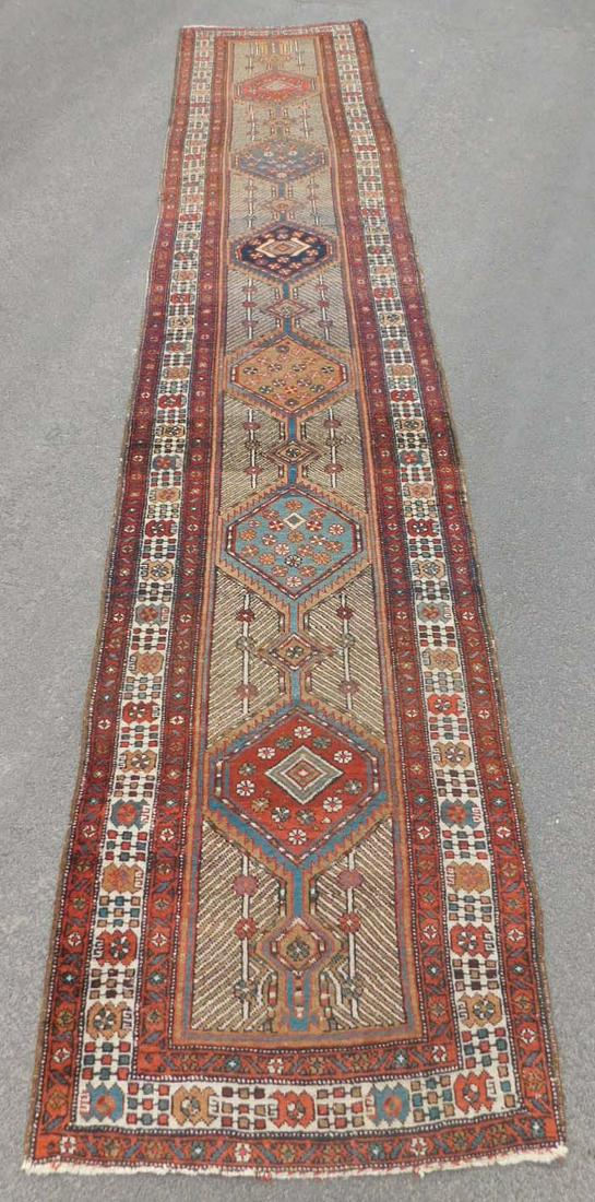 Sarab / Meschkin Galerie. Schmaler Läufer.: 448 cm x 90 cm. HandgeknÃ¼pft. Wolle auf Baumwolle. Wohl Naturfarben alt 80 - 100 Jahre. Iran. Perisen. Azerbaijan. Versand kann organisiert werden.Sarab / Meshkin Gallery. Narrow runner. Hand knott