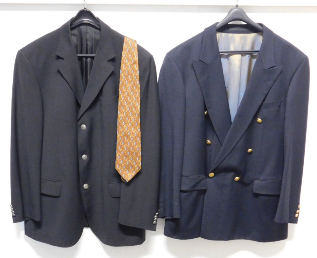 1 Jackett GUY LAROCHE. 1 Jackett PAOLO CONTI. 1 Krawatte GIVENCHY.: 1 Jackett von Guy Laroche. Ohne GrÃ¶ÃŸenangabe. RÃ¼ckenlÃ¤nge: 75 cm, RÃ¼ckenbreite einfach gemessen: 53cm. 1 Jackett von Paolo Conti. Ohne GrÃ¶ÃŸenangabe. RÃ¼ckenlÃ¤nge: 75 cm, RÃ�