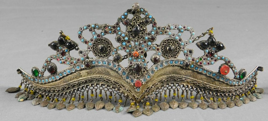 Bis 26 cm breit. Teilvergoldet. Steine, Koralle. Versand kann organisiert werden. 2 pieces of: Bis 26 cm breit. Teilvergoldet. Steine, Koralle. Versand kann organisiert werden. 2 pieces of Turkmen jewelry. Turkmenistan / Uzbekistan. Old. Up to 26 cm wide. Partly gold plated. Stones, coral. Ship