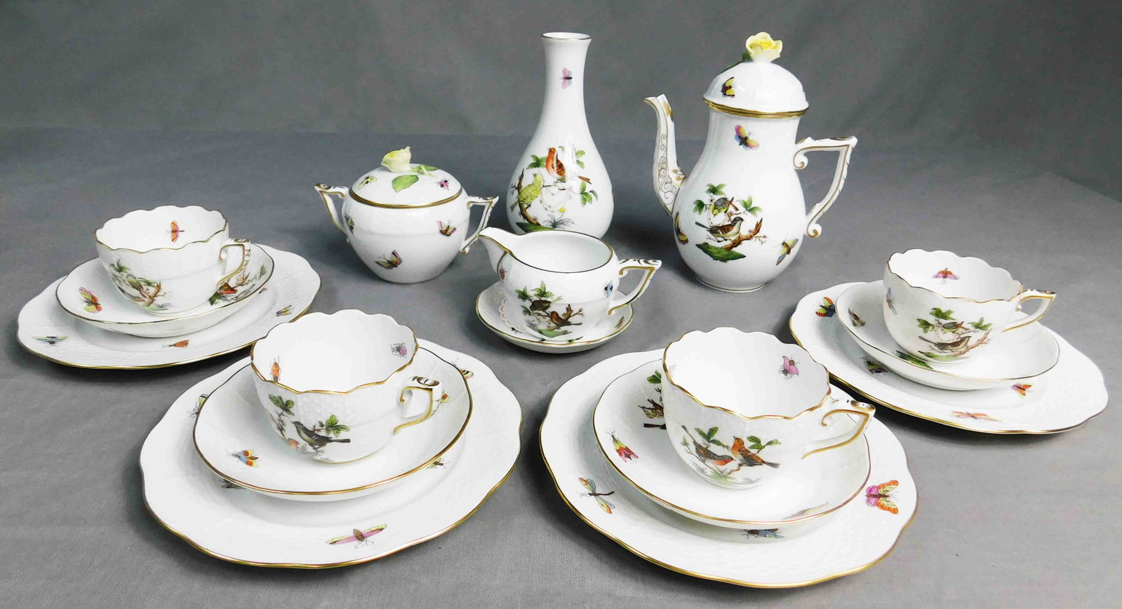 Herend Porzellan. Ungarn. Mokka Service.: Kanne 17 cm hoch mit Deckel. Cremiere mit Untertasse. 4 Tassen, Untertassen und Kuchenteller. Zuckerdose mit Deckel. Vase. Versand kann organisiert werden.Herend porcelain. Hungary. Mocha service. Pot