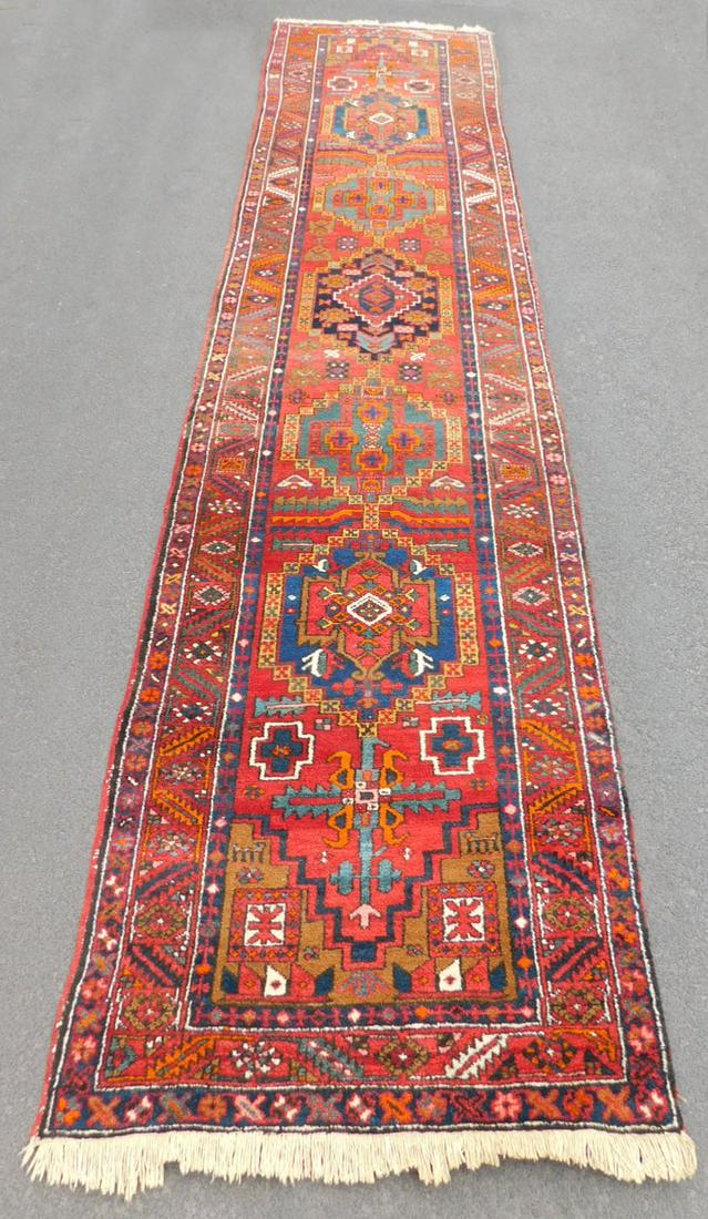 Heris / Meschkin Galerie. Läufer.: 438 cm x 101 cm. Mitte 20. Jahrhundert. Handgeknüpft. Wolle auf Baumwolle. Teppich. Persien. Iran. Versand kann organisiert werden.Heriz / Meshkin Gallery. Runner. Mid 20th century. Hand knotted. Woo