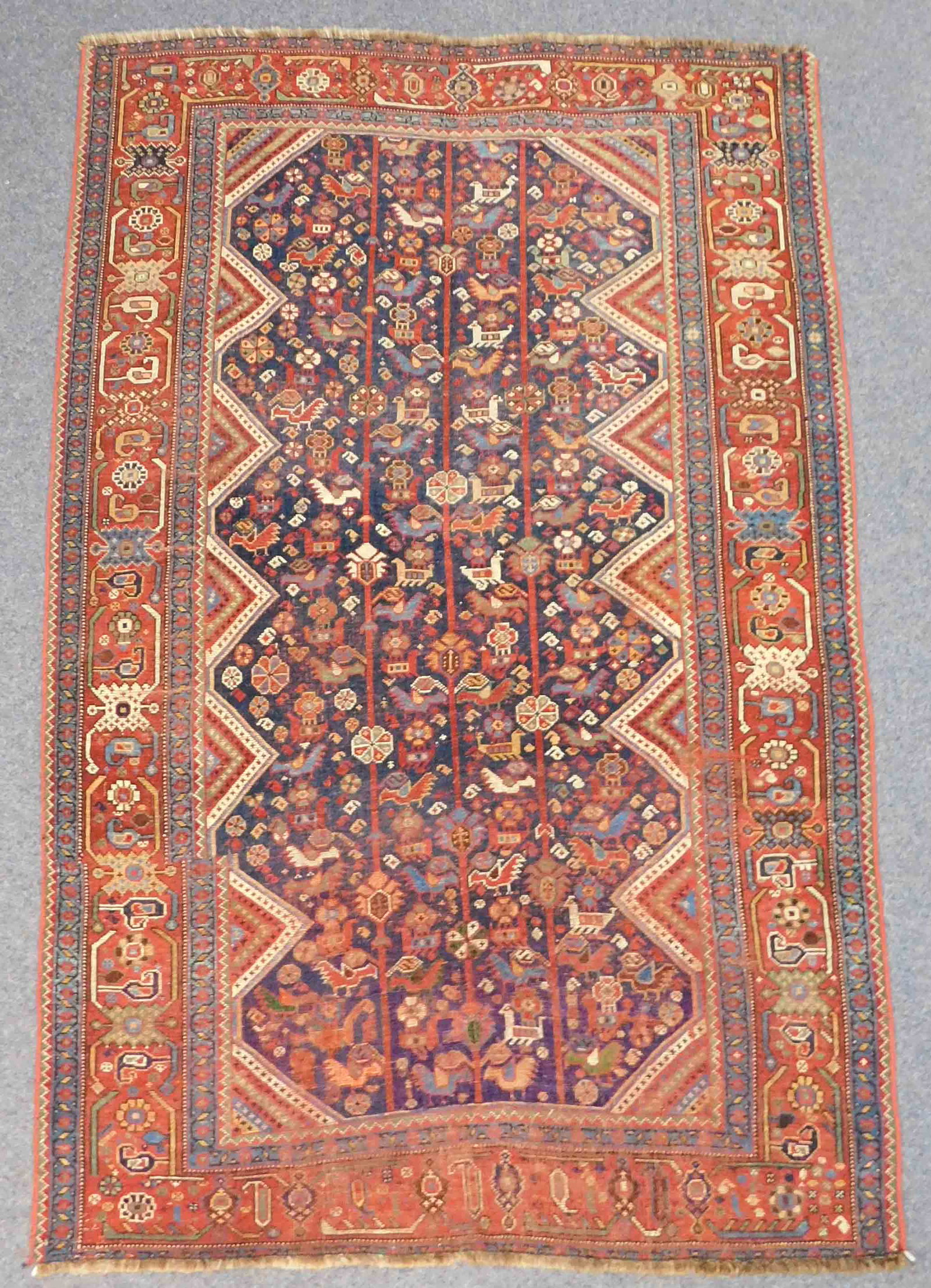 197 cm x 125 cm. Wolle auf Wolle. Naturfarben. Circa 100 - 150 Jahre alt. Versand kann organisiert: 197 cm x 125 cm. Wolle auf Wolle. Naturfarben. Circa 100 - 150 Jahre alt. Versand kann organisiert werden. Kamesh tribal rug. Wool on wool. Natural colors. Approximately 100 - 150 years old. Shipping 