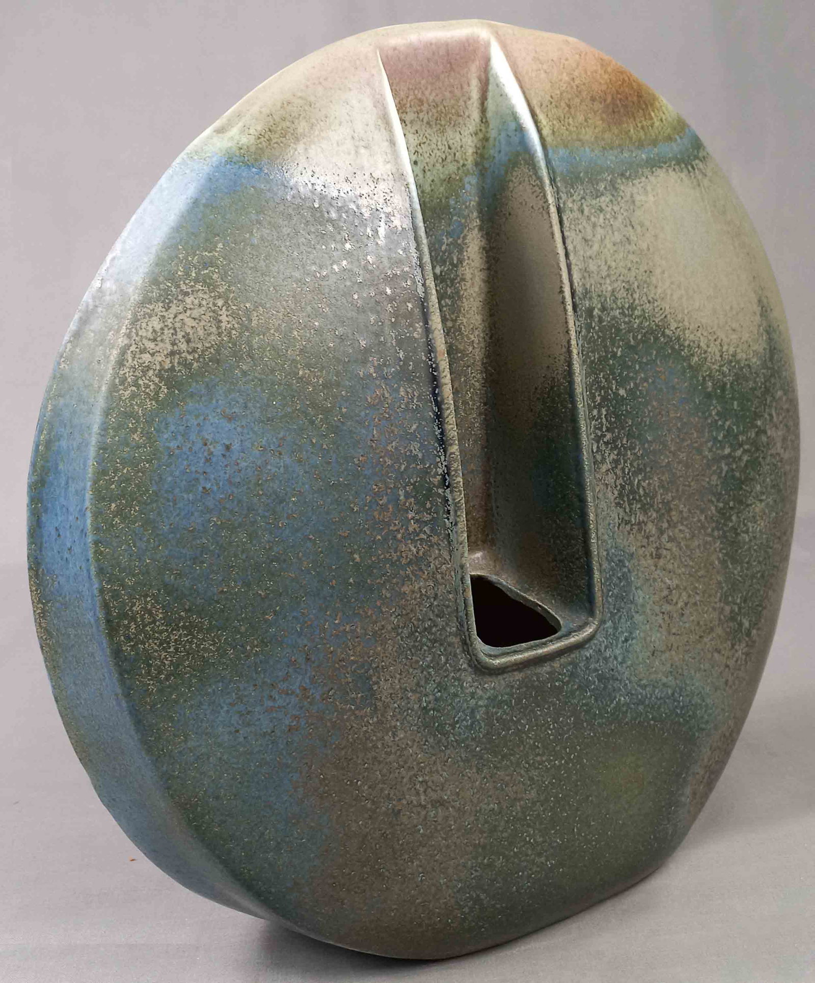 Yves MOHY (1929 - 2005). Vase de forme lentille fendu.: 34 x 34 x 14 cm. Porzellan (émaillée brune). Edition VIREBENT. Signiert und Marke. Versand kann organisiert werden. Porcelain (émaillée brune). Edition VIREBENT. Signed and brand.