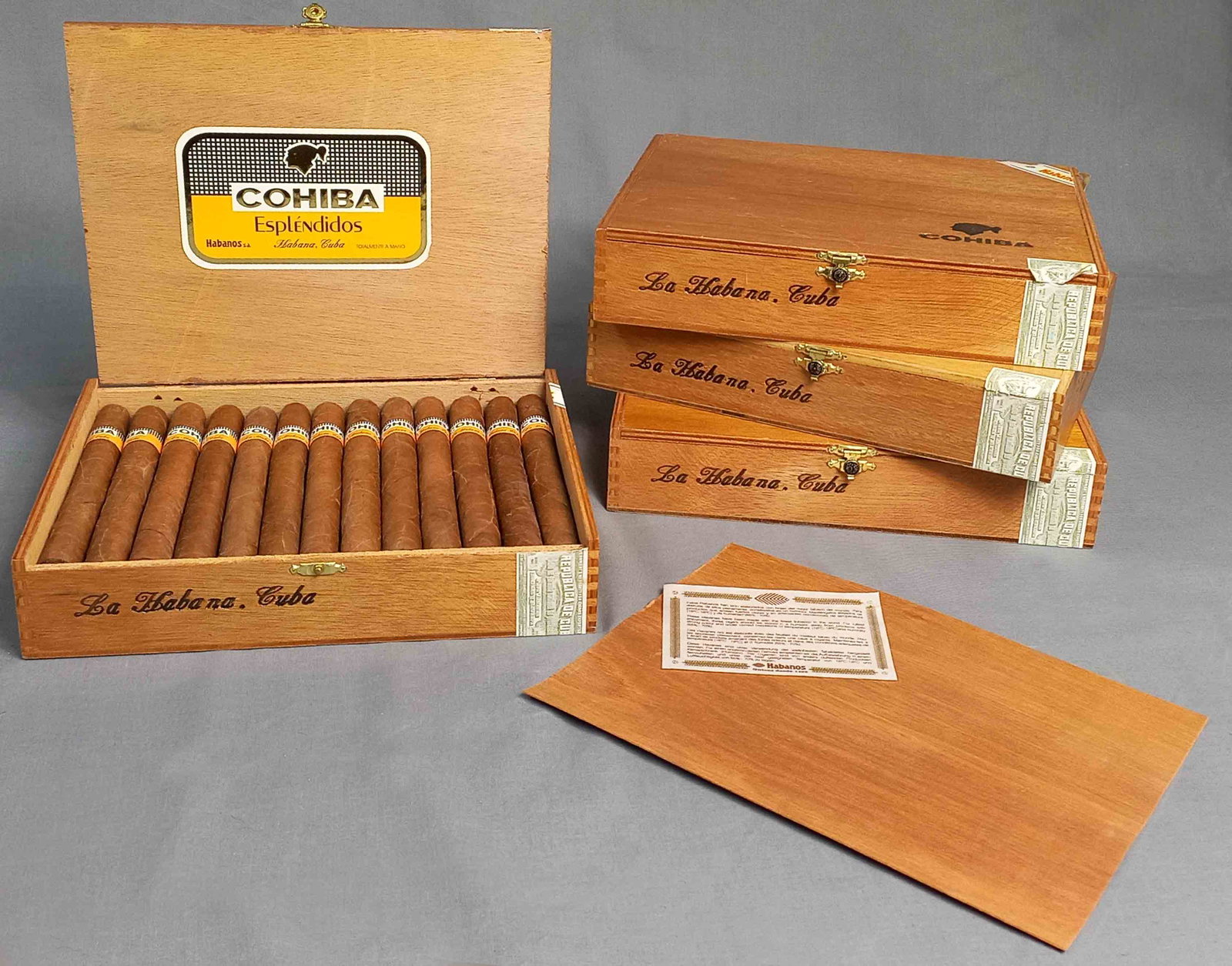 100 Cohiba Esplendidos. Habanos. Hecho a Manos.: 17,5 cm x 1,8 cm. La Habana. Cuba. Zigarren. Original Boxen. Original Banderolen. Gute Erscheinung. Gute Konsistenz. Guter Geruch. Boxen - Siegel geöffnet. Unbedingt vor dem Bieten besichtigen. V