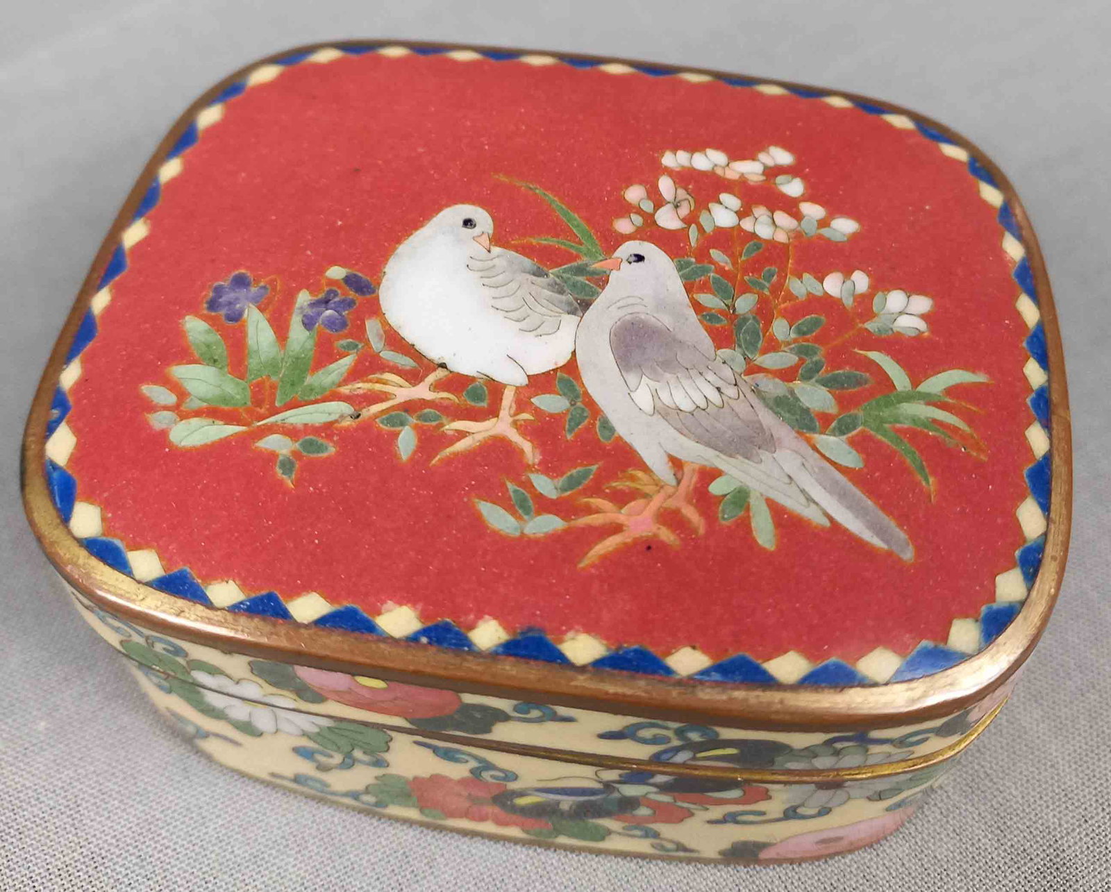 Cloisonné Dose Japan. Alt. 2 Tauben.: 4 cm x 7,5 cm x 6 cm. Handarbeit. Zellenschmelz oder Zellenemail. Versand kann organisiert werden. Cloisonné box Japan. Old. 2 doves. Handmade. Enamel. Shipping can be organized.