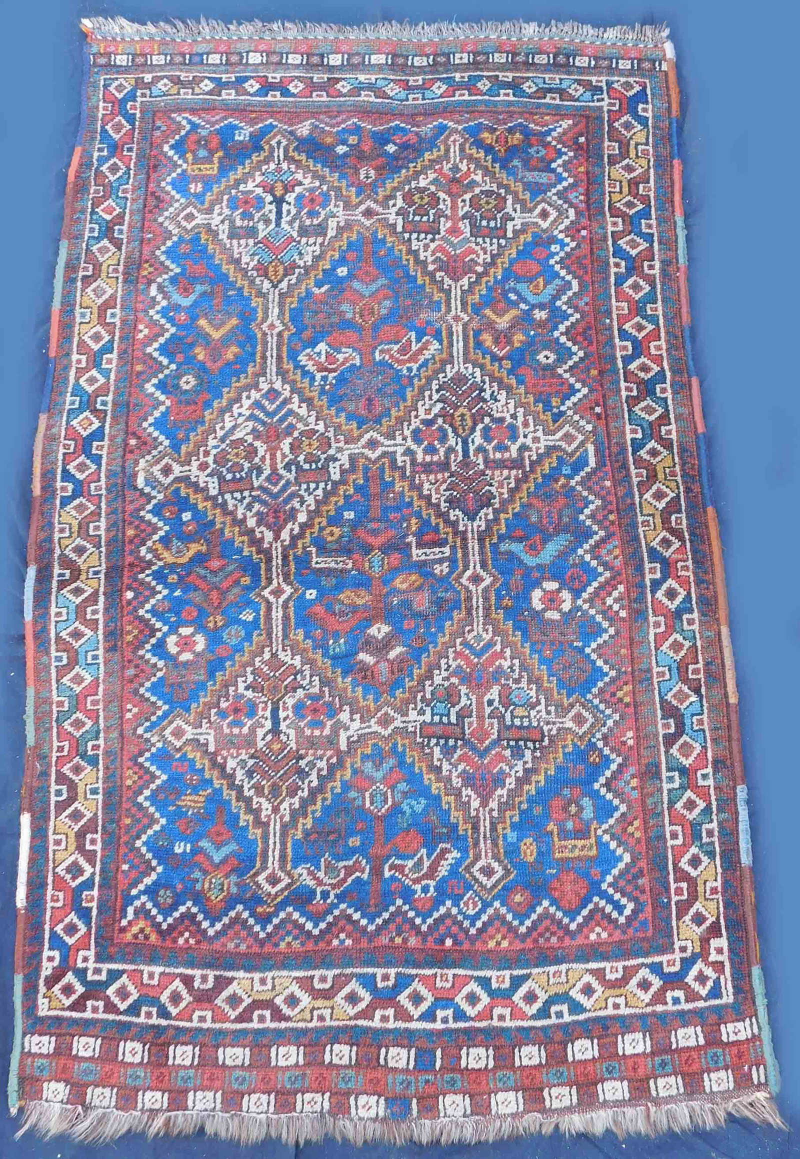 Khamseh Gabbeh Vogelteppich. Antik.: 153 cm x 90 cm. Handgeknüpft. Wolle auf Wolle. Circa 90 bis 110 Jahre alt. Iran. Persien. Teppich mit Naturfarben. Versand kann organisiert werden. Khamseh Gabbeh Bird Rug. Antique. Hand knotted.