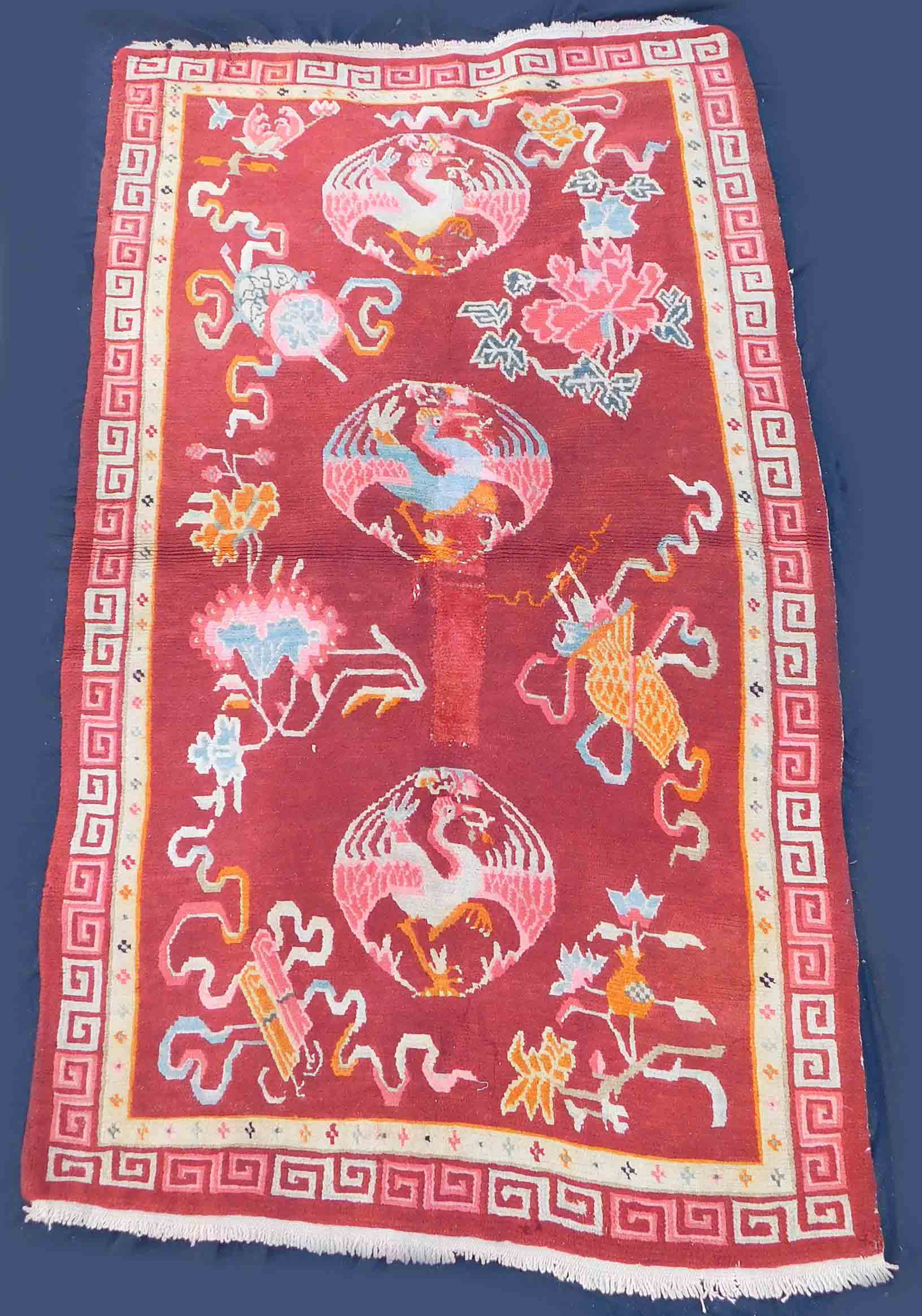 Tibet Kranisch Teppich. Antik.: 155 cm x 94 cm. Handgeknüpft. Wolle auf Wolle. Circa 100 Jahre alt. Zustand siehe Fotos. Versand kann organisiert werden. Tibetan Crane Carpet. Antique. Hand knotted. Wool on wool. Approximately 