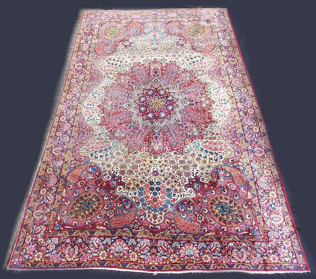 Kirman Lawer Teppich. Übermaß. Antik.: 411 cm x 261 cm. Handgeknüpft. Wolle auf Baumwolle. Feine Knüpfung. Naturfarben? Circa 100 bis 140 Jahre alt. Zustand siehe Fotos. Iran. Persien. Meisterarbeit. Versand kann organisiert werd