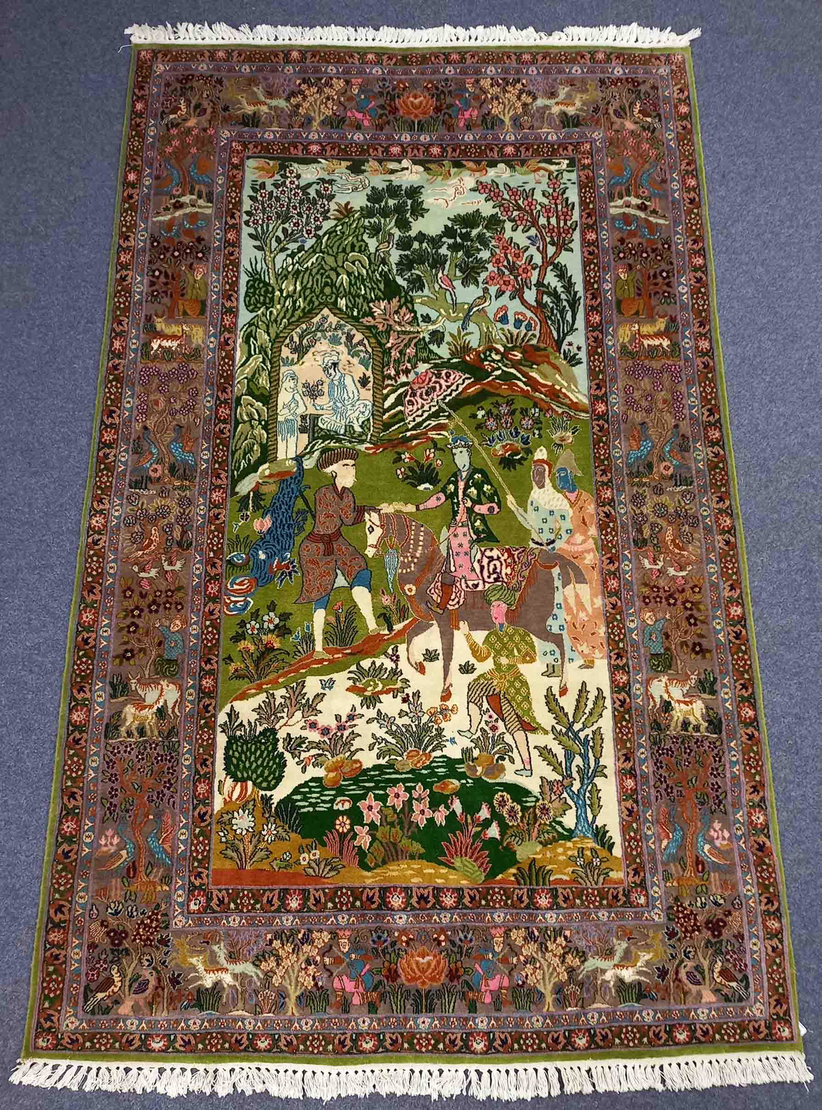 Bildteppich. Wand Teppich.: 245 cm x 152 cm. Handgeknüpft. Wolle und Seide? auf Baumwolle. Circa 400.000 bis 500.00 Knoten pro Quadratmeter. Sehr feine Knüpfung. Wohl Täbris. Iran. Persien. Nord Indien. Circa 14 M