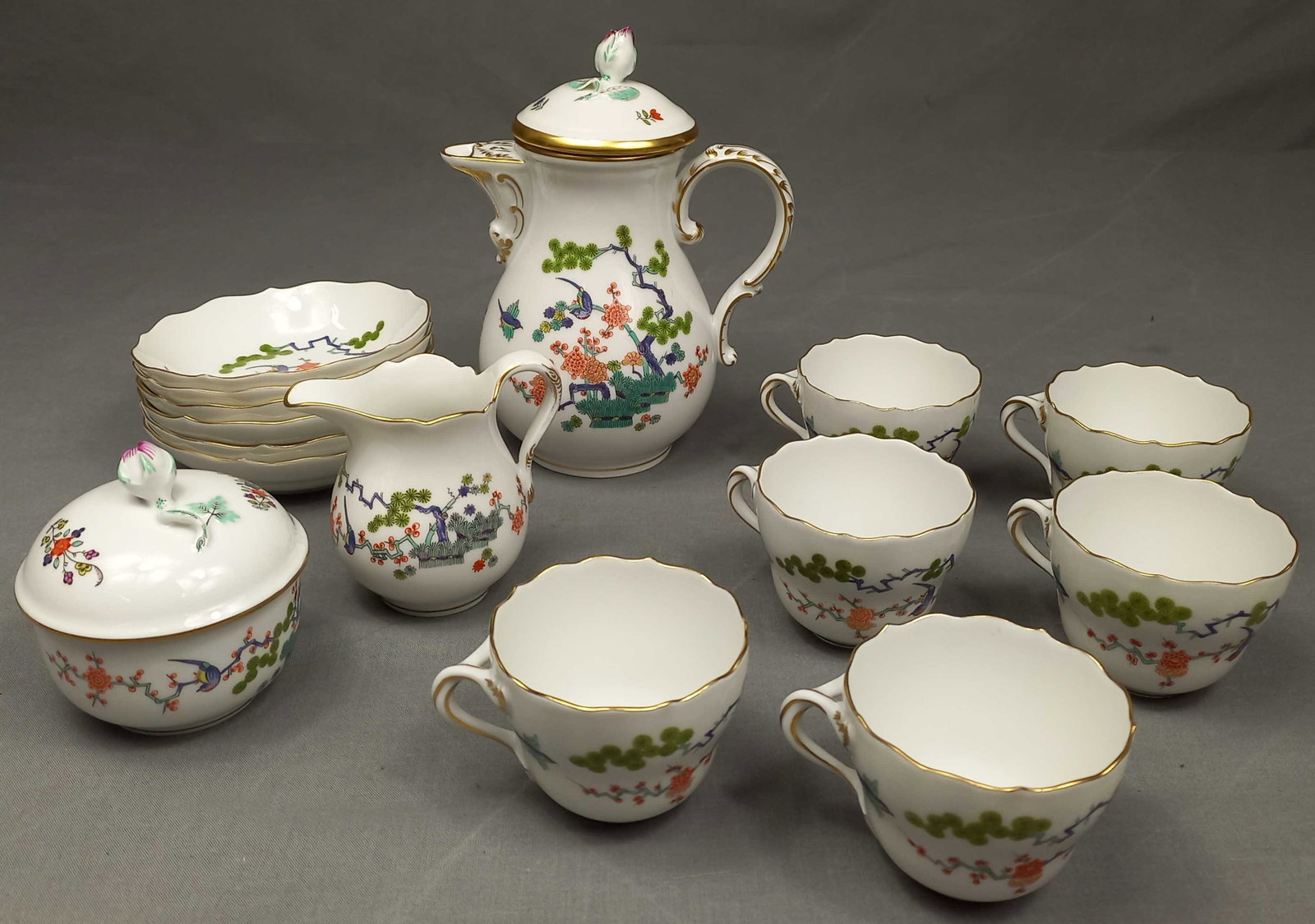 Königlich Meissen Porzellan. Mokka-Service für 6 Personen.: Bis zu 16,5 cm. 1. Wahl. 15 teilig. Indisches Astmuster. Versand kann organisiert werden. Royal Meissen Porcelain. Mocha service for 6 persons. 1st choice. 15 pieces. Indian branch pattern. Shipping c