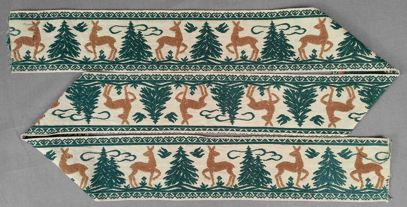 Textil Gewebe. Handarbeit. Mit Rehen.: 9 cm x 154 cm. 19. Jahrhundert. Versand kann organisiert werden. Textile fabric. Handmade. With deer. 19th century. Shipping can be arranged.