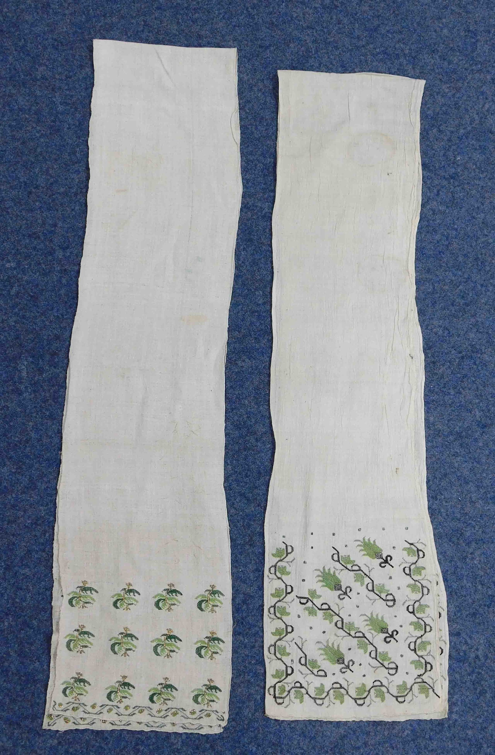 2 x Schal / Handtuch. Osmanisches Reich, 19. Jahrhundert.: Maße und Zustand siehe Fotos. Handgestickt auf feinem Leinengrundgewebe. Auch Seide und Silber? Türkei. Versand kann organisiert werden. 2 x scarf / towel. Ottoman Empire, 19th century. Dimensions a