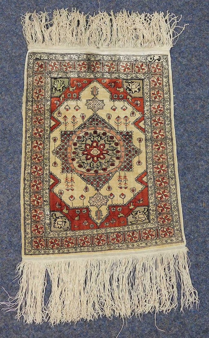 Hereke Seide Türkei signiert. Teppich alt.: 49 cm x 36 cm. Handgeknüpft. Seide und Metallbroschierung auf Seide. Extrem feine Knüpfung. Wohl 70 bis 100 Jahre alt. Versand kann organisiert werden. Hereke silk rug Turkey signed. Carpet old. Han
