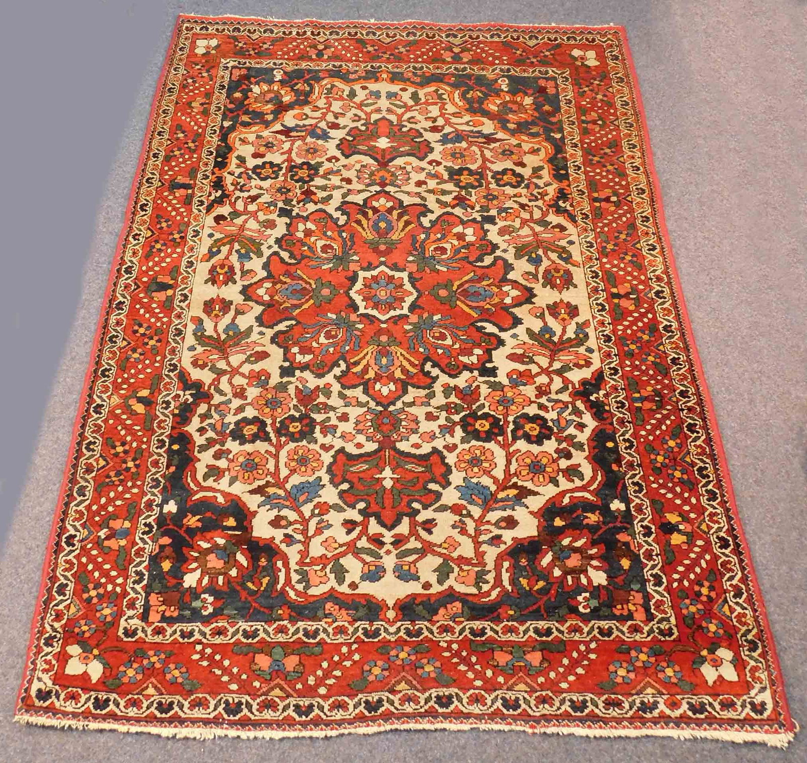 Bachtiar Teppich. Stammesteppich. Alt.: 200 cm x 140 cm. Handgeknüpft. Wolle auf Baumwolle. Wohl Naturfarben, Iran. Persien. Handversponnene Wolle. Insgesamt vollflorig erhalten. Schätzwert 1800 - 3500 Euro. Versand kann organisiert werde