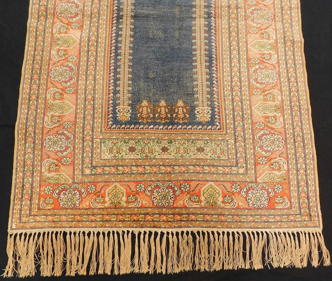 Kayserie Gebetsteppich mit blauem Feld. Türkei. Antik.: 185 cm x 125 cm. Handgeknüpft. Flosch auf Baumwolle. Unter anderem Partien teilweise oxidiert. Dünn. Zustand siehe Fotos. Circa 100 - 130 Jahre alt. Siehe Fotos. Versand kann organisiert wer