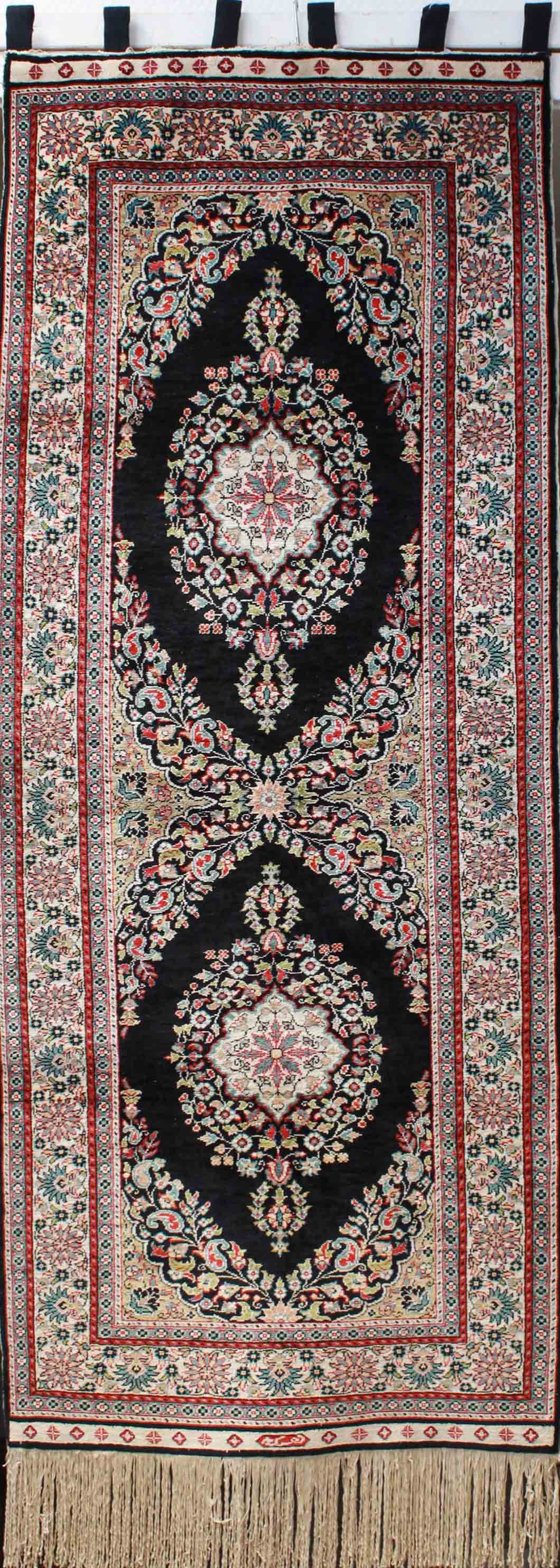 Hereke Teppich Läufer Seide signiert Türkei.: 156 cm x 63 cm. Handgeknüpft. Seide auf Seide. Sehr feine Knüpfung. Hing mit Schlaufen an einer Wand. Insgesamt neuwertig. Siehe Fotos. Versand kann organisiert werden. Hereke carpet runner 