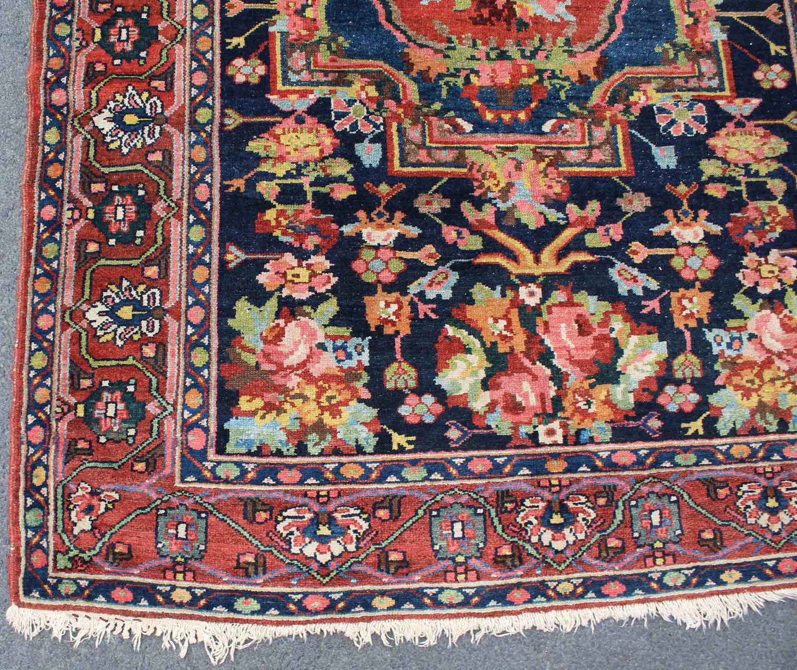 Bachtiar Stammesteppich. Antik.: 192 cm x 141 cm. Handgeknüpft. Wolle auf Baumwolle. Nach französichem Vorbild. Wohl für den russischen Markt. Wohl Naturfarben. Siehe Fotos. Versand kann organisiert werden. Bakhtiar tr