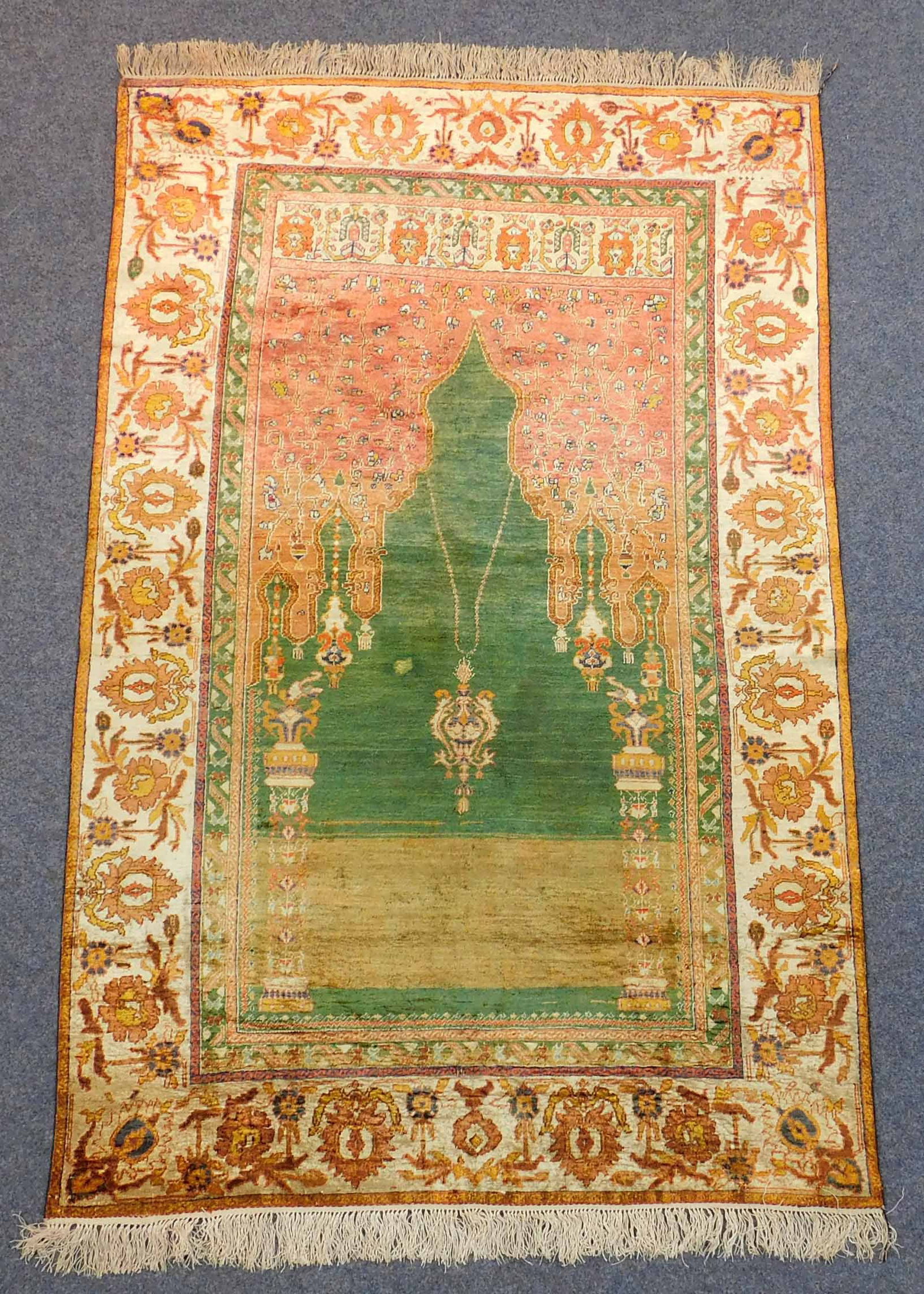 Bursa Gebetsteppich Seide. Türkei. Antik.: 168 cm x 108 cm. Handgeknüpft. Seide auf Seide. Wohl Region Istanbul. Mitte 19. Jahrhundert. Teilweise trocken. Siehe alle Fotos. Versand kann organisiert werden. "Bursa" silk prayer rug. Turkey.