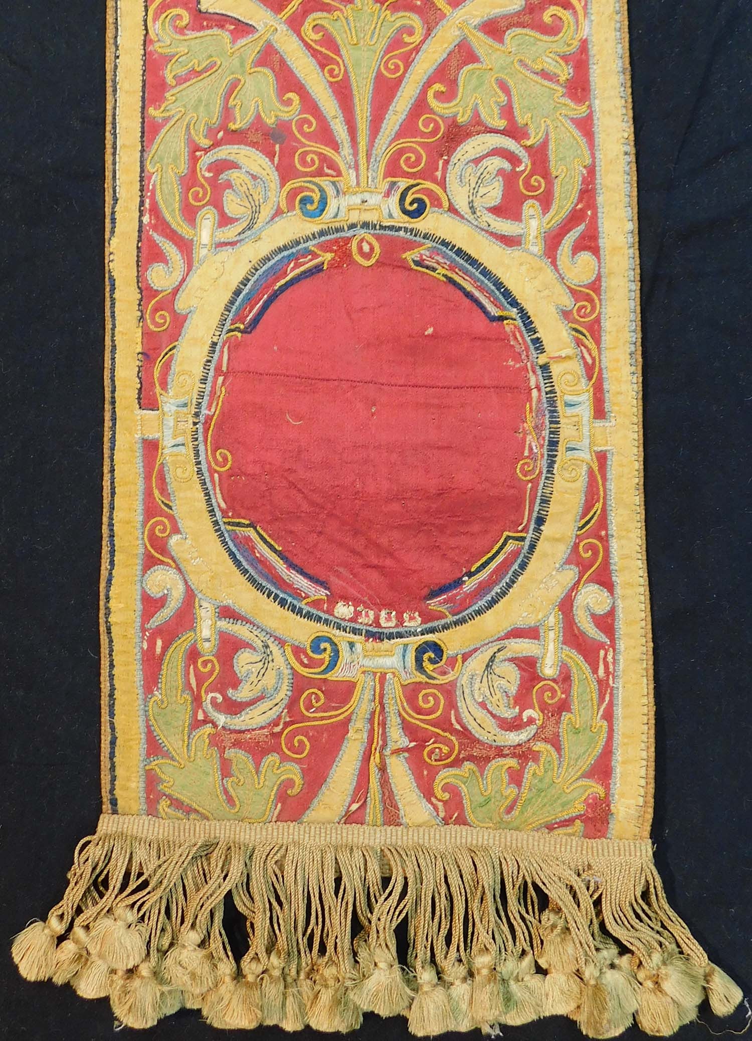Liturgisches Textil. Barock. Italien. Um 1600.: 98 cm x 21 cm. Handarbeit. Seide auf Seide und aufgelegt. Siehe Fotos. Versand kann organisiert werden. Liturgical textile. 98 cm x 21 cm. Baroque. Italy. Around 1600. Handmade. Silk on silk and overl