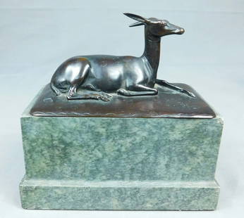 Fritz BEHN zugeschrieben (1878 -    1970). Antilope.: Liegende Antilope aus Bronze aus dem Jahre 1909. Bronze mit alter Patina. Montiert auf Naturstein-Sockel. Gießereistempel "Brandstetter München". Signiert mit den Initialien. Zustand siehe Fotos. Ve