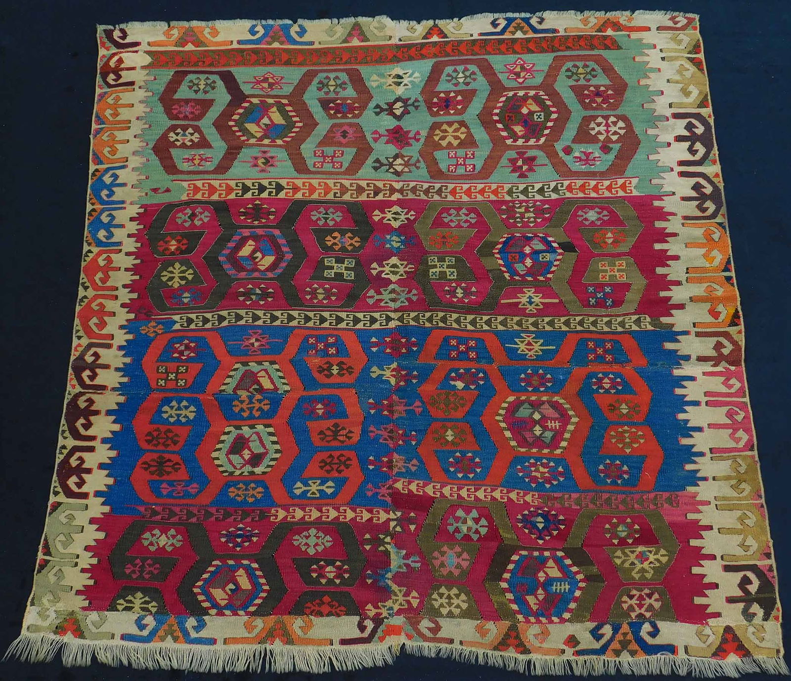 Aksaray Kelim Teppich Fragment. Türkei. Antik.: 142 cm x 139 cm. Handgewebt. Wolle auf Wolle. Naturfarben. Circa 150 - 200 Jahre alt. Zustand siehe Fotos. Versand kann organisiert werden. Aksaray kelim carpet fragment. Turkey. Antique. 142 cm x 139