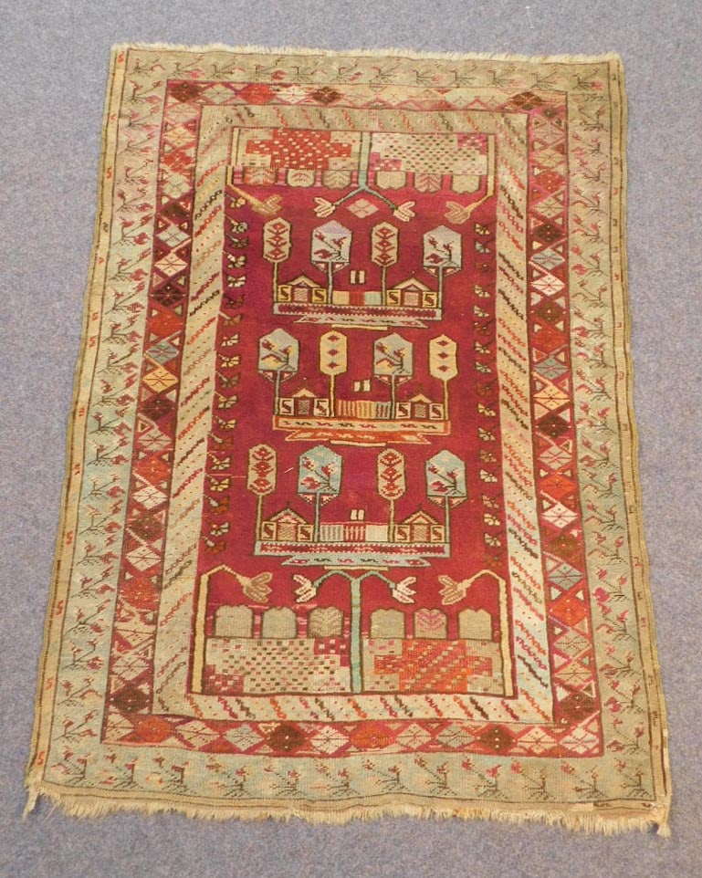 Kula Friedhofsteppich. Türkei.: 137 cm x 97 cm. Handgeknüpft. Wolle auf Wolle. Antik. Wohl 180 - 240 Jahre alt. Zustand siehe Fotos. Versand kann organisiert werden. Kula cemetery carpet. Turkey. 137 cm x 97 cm. Hand knotted. W