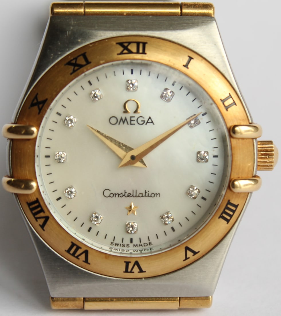 Damen-Armbanduhr. Omega Constellation.: Durchmesser 25 mm. Teilweise Gold. 12 kleine Diamanten wohl Brillantschliff. Hauptsächlich Edelstahl. Ohne Box und Papiere. Batterie wohl leer. Ersatzglieder. Zustand siehe Fotos. Versand kann organi