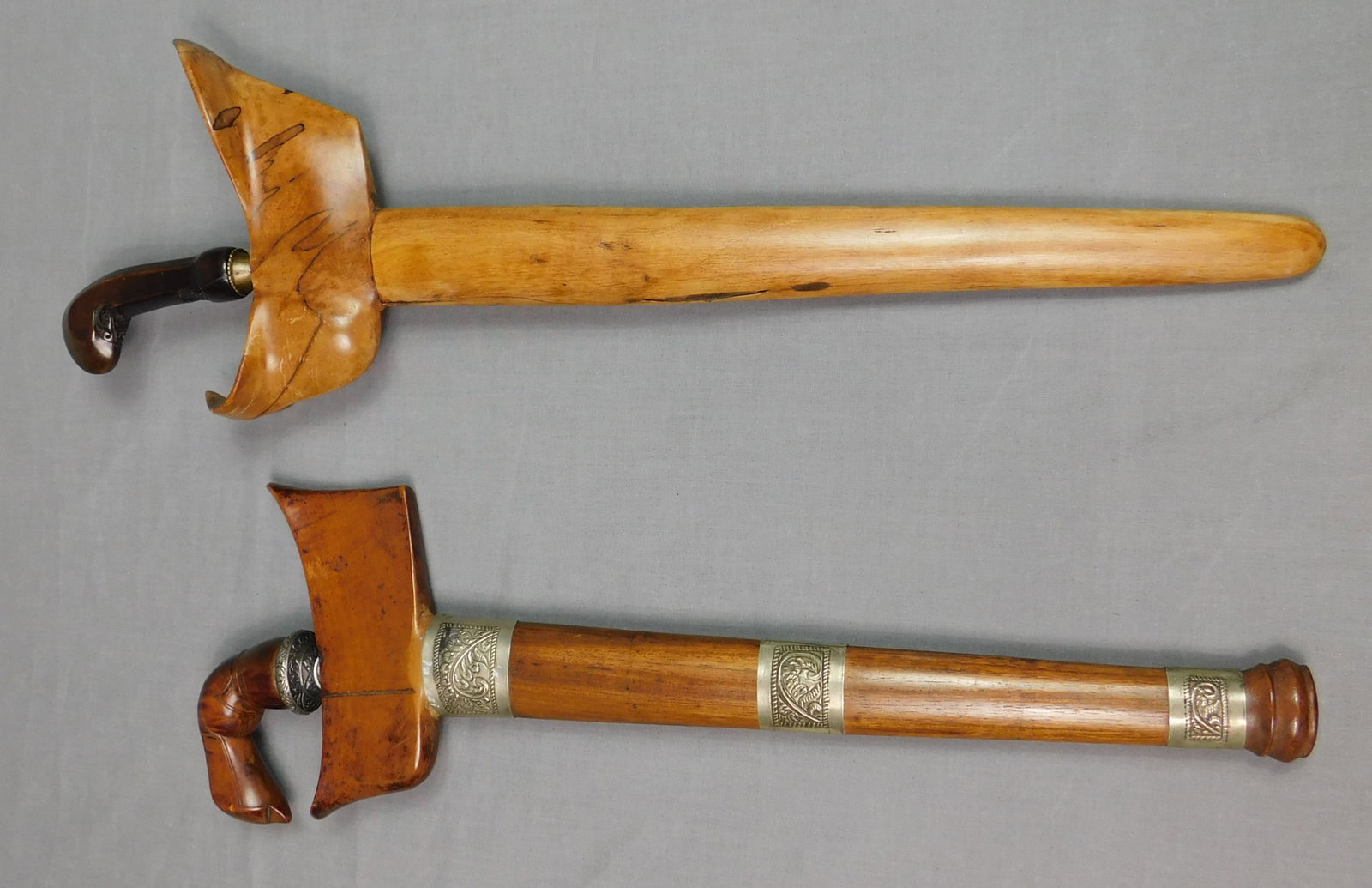 2 Kris. Alt.: 2 Teile. Stammeskunst. Zustand und Maße siehe Fotos. Versand kann organisiert werden. Kris. Old. 2 parts. Tribal art. See photos for condition and measurements. Shipping can be organised.