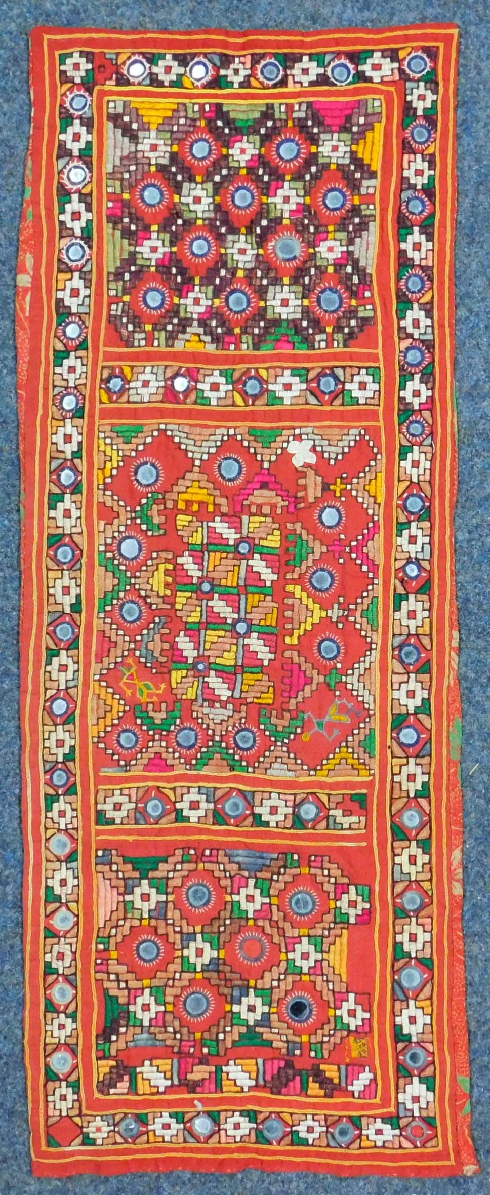 Gudjarat Textil. Indien. Antik.: 80 cm x 30 cm. Handarbeit. Stickerei. Circa 100 - 130 Jahre alt. Um 1910. Zustand siehe Fotos. Insgesamt guter Zustand. Versand kann organisiert werden. Gudjarat Textile. India. Antique. 80 cm x 30 cm