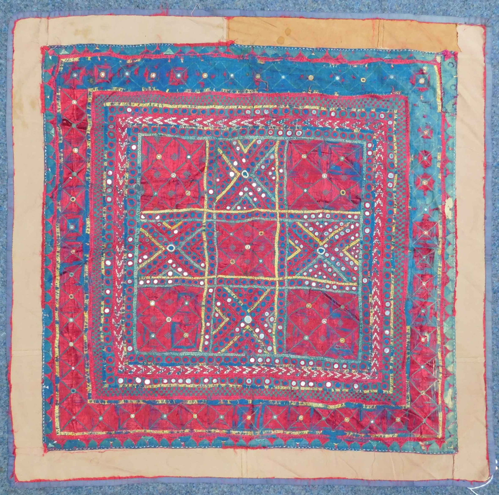 Teppich. Behang. Textil. Afghanistan / Indien. Antik.: 93 cm x 97 cm. Seidenstickerei auf handversponner Baumwolle. Wohl Naturfarben. Circa 100 bis 150 Jahre alt. Zustand siehe Fotos. Versand kann organisiert werden. Carpet. Hanging. Textile. Afghanistan 